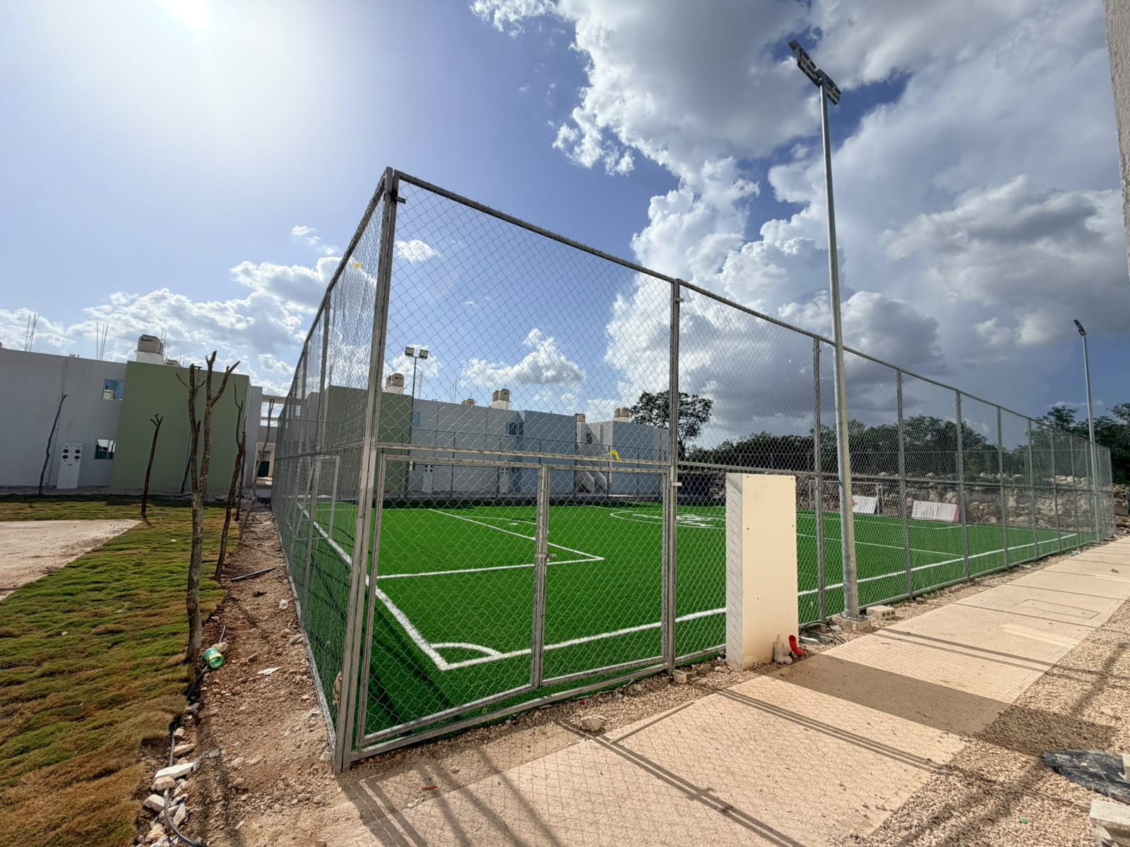 CONSTRUCCIÓN DE CANCHA DE FÚTBOL 5  EN EL INFONAVIT PUNTA CRUZ ECO EN UMÁN