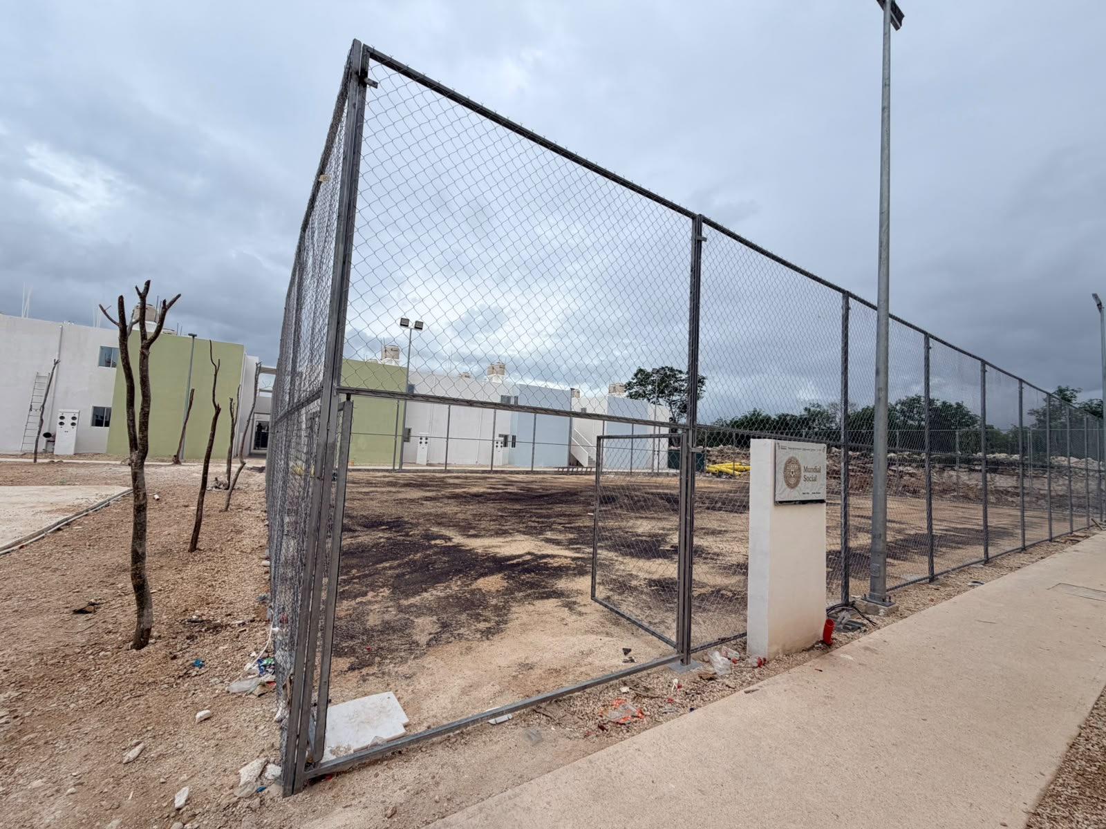 CONSTRUCCIÓN DE CANCHA DE FÚTBOL 5  EN EL INFONAVIT PUNTA CRUZ ECO EN UMÁN
