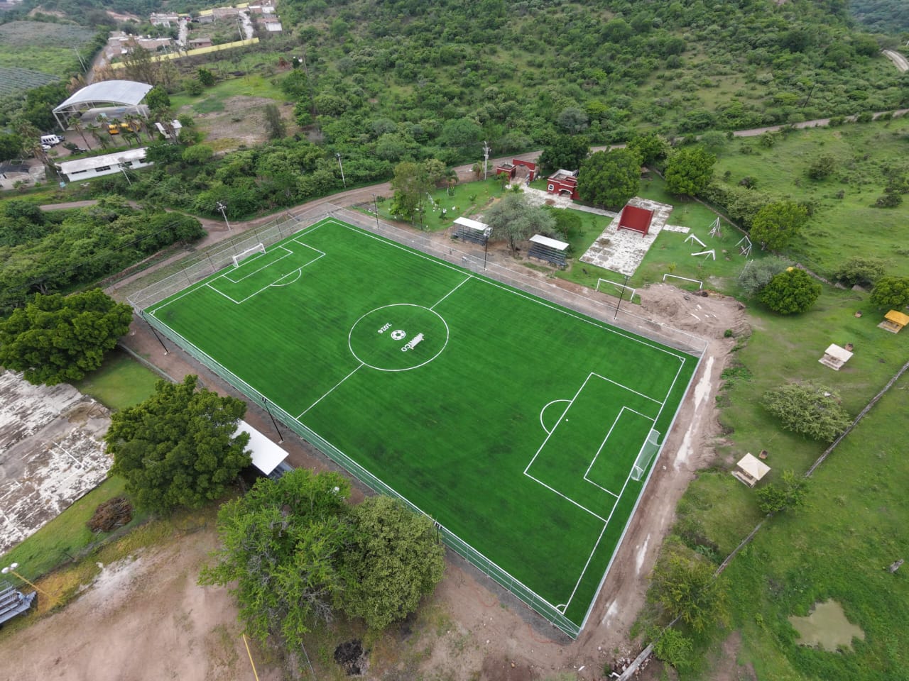 CONSTRUCCIÓN DE CANCHA FÚTBOL 11 EN UNIDAD DEPORTIVA MEZQUITAL DEL ORO EN MEZQUITAL DEL ORO