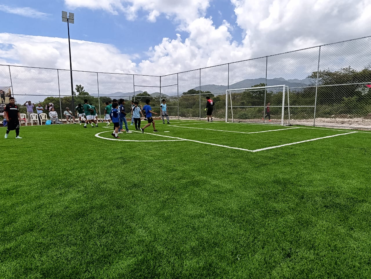 CONSTRUCCIÓN DE CANCHA FÚTBOL 5 EN UNIDAD DEPORTIVA EN SANTO TOMÁS TAMAZULAPAN