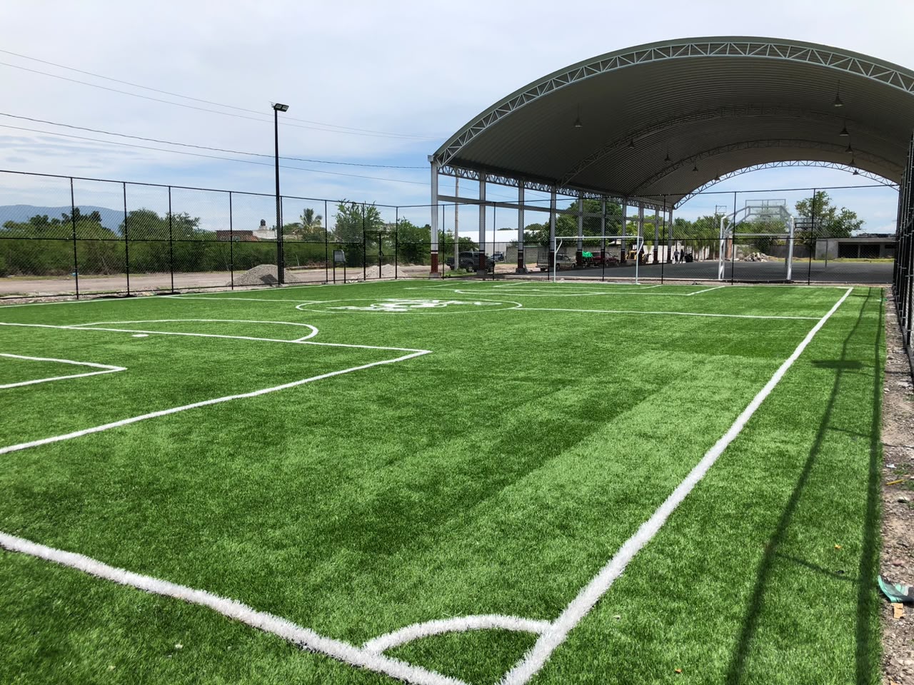 CONSTRUCCIÓN DE CANCHA FÚTBOL 5 EN UNIDAD DEPORTIVA EMILIANO ZAPATA EN AXOCHIAPAN