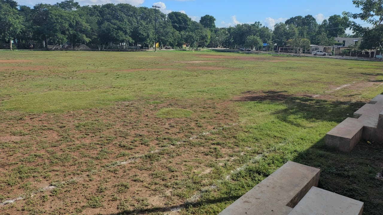 REHABILITACIÓN DE CANCHA DE FÚTBOL 11 EN EL CENTRO DEPORTIVO BIBLIOTECA Y COMEDOR COMUNITARIO EMILIANO ZAPATA EN IZAMAL