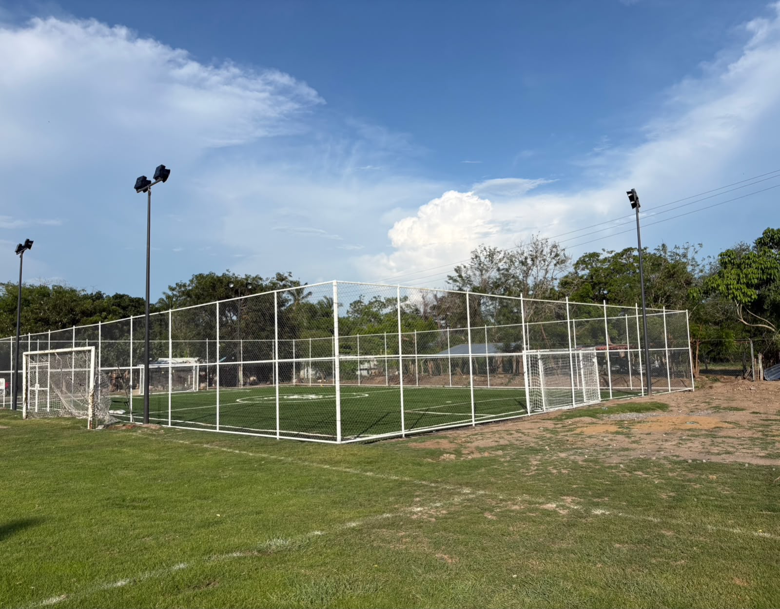 CONSTRUCCIÓN DE CANCHA FÚTBOL 5 EN UNIDAD DEPORTIVA PERIQUILLOS EN ARMERÍA