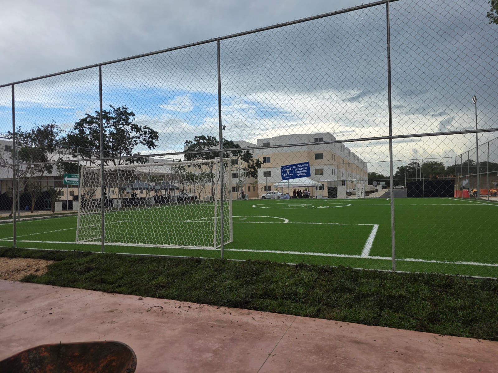 CONSTRUCCIÓN DE CANCHA DE FÚTBOL 5 EN EL INFONAVIT LOS GIRASOLES TABLAJE 11156 EN KANASÍN