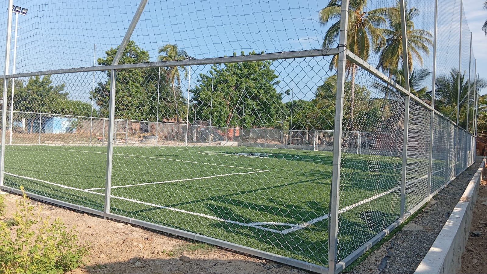 CONSTRUCCIÓN DE CANCHA FÚTBOL 5 EN EXPO FERIA EN SAN NICOLÁS