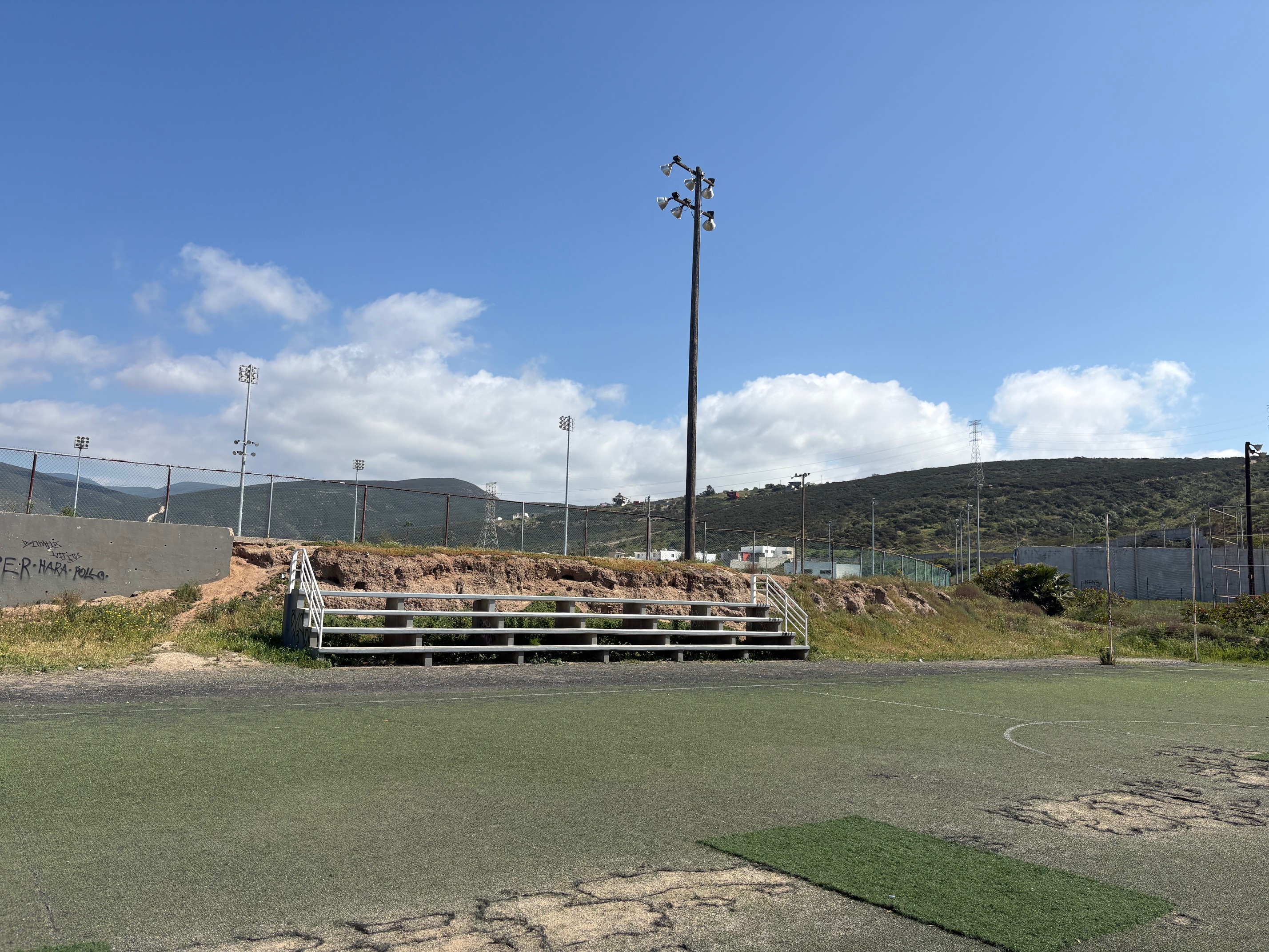 CONSTRUCCIÓN DE CANCHA FÚTBOL 5 EN UNIDAD DEPORTIVA VALLE DORADO "RAÚL RAMÍREZ LOZANO" EN ENSENADA