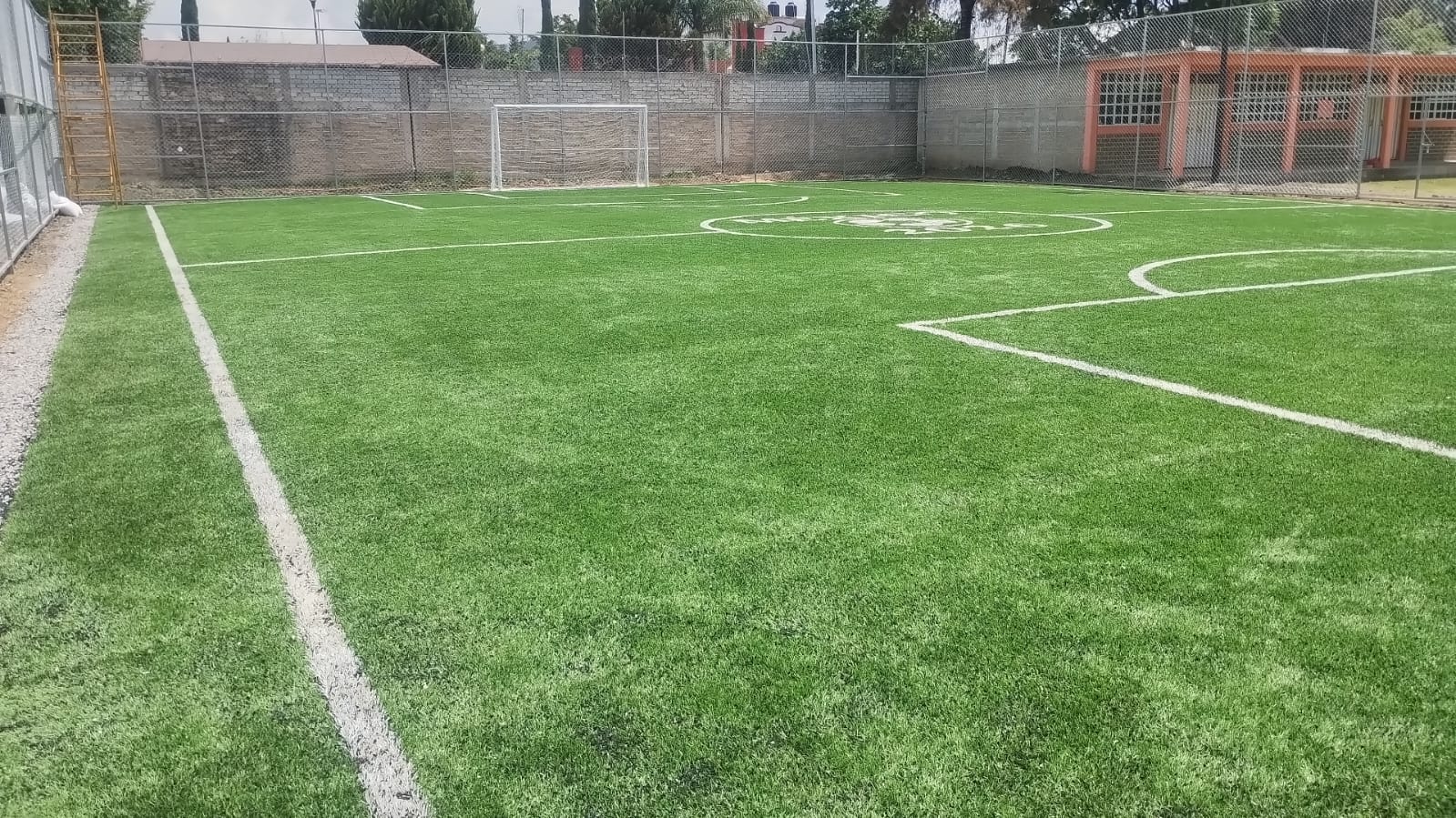 CONSTRUCCIÓN DE CANCHA FÚTBOL 5 EN COLONIA BENITO JUÁREZ EN MIAHUATLÁN DE PORFIRIO DÍAZ