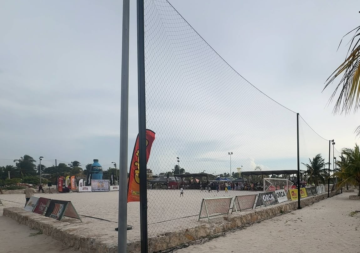 REHABILITACIÓN DE CANCHA DE FÚTBOL 7 ARENA DEL PARQUE DE PLAYA EN EL MALECÓN EN PROGRESO