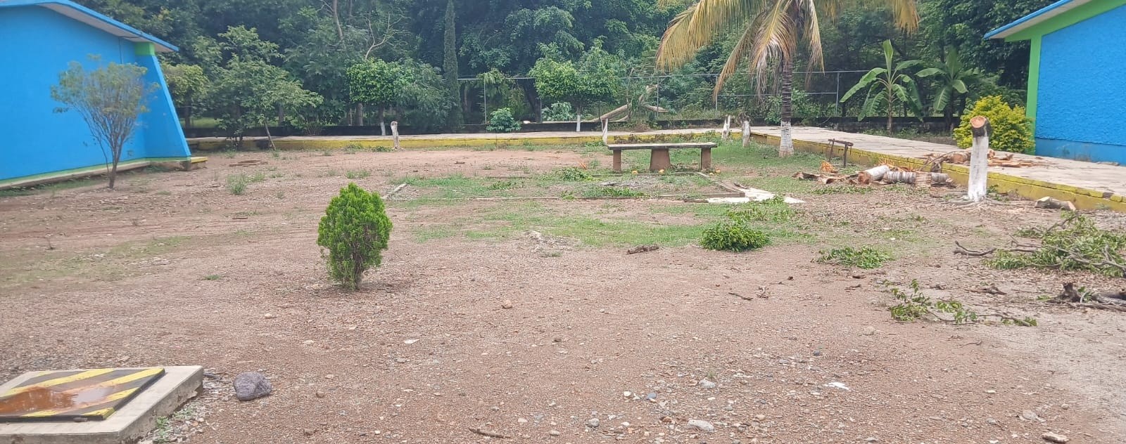 CANCHA DE USOS  MÚLTIPLES SECUNDARIA TIERRA Y LIBERTAD