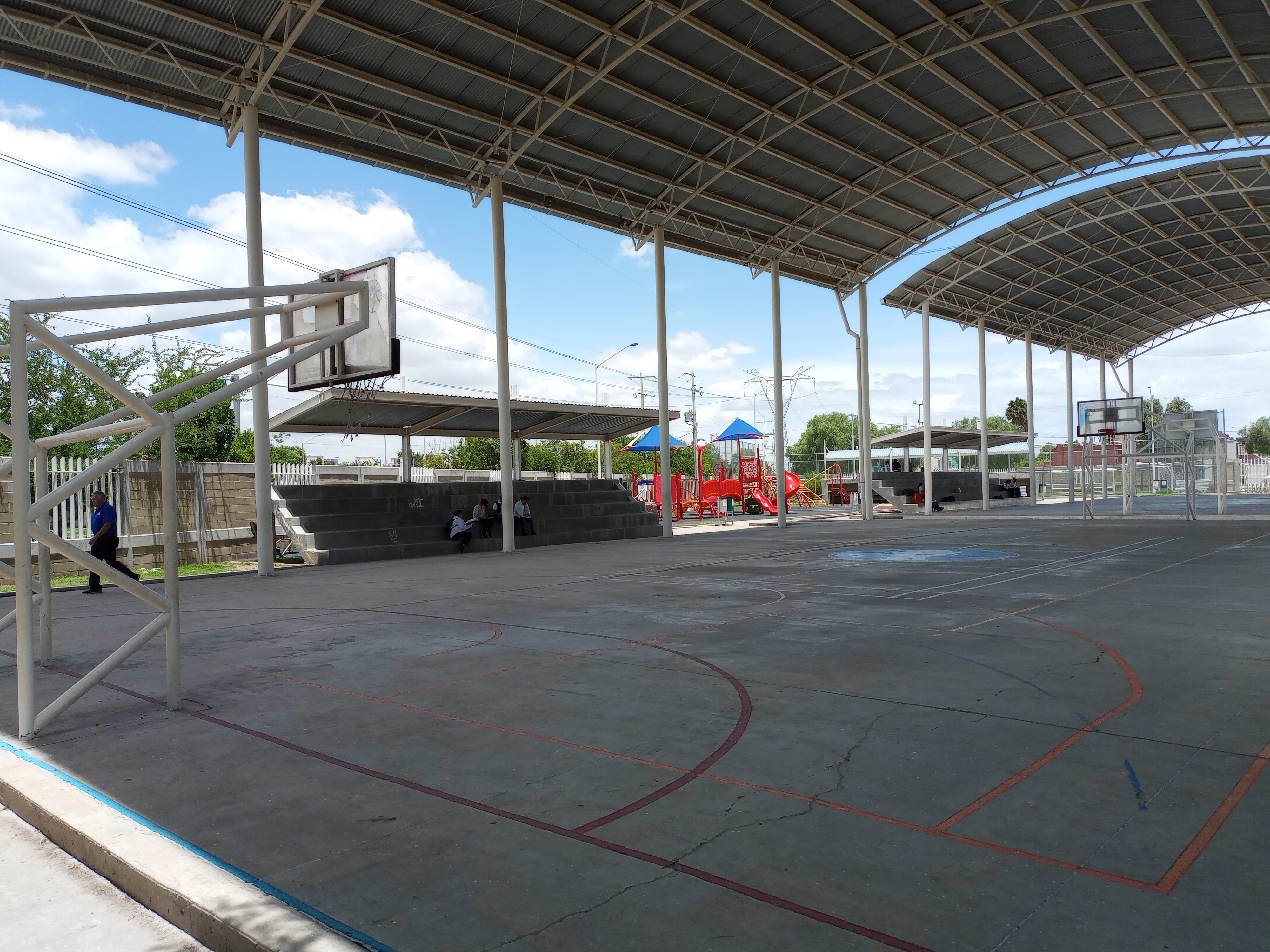 CANCHA USOS MÚLTIPLES EN POLIDEPORTIVO VALLE DE LOS NARANJOS