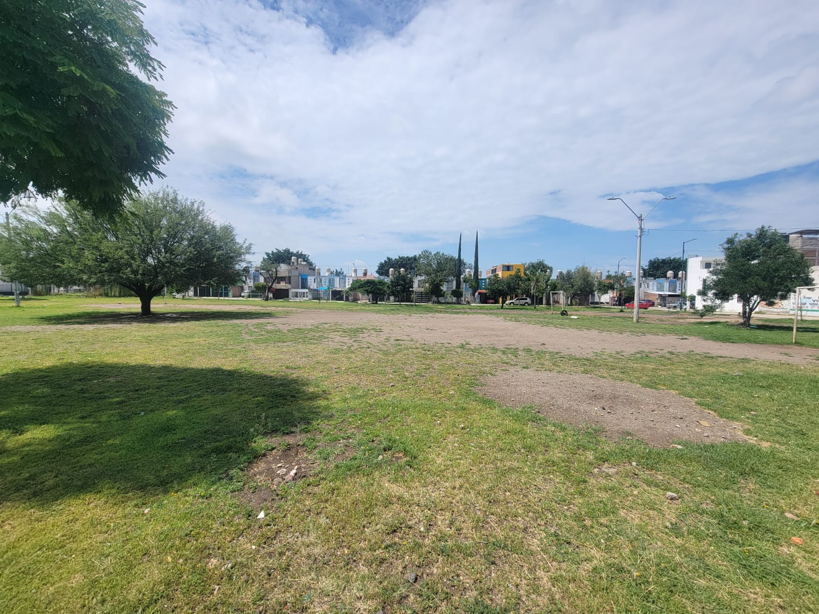 CANCHA EN EL PARQUE PÚBLICO DE LA COLONIA BOSQUES DE LOS NARANJOS