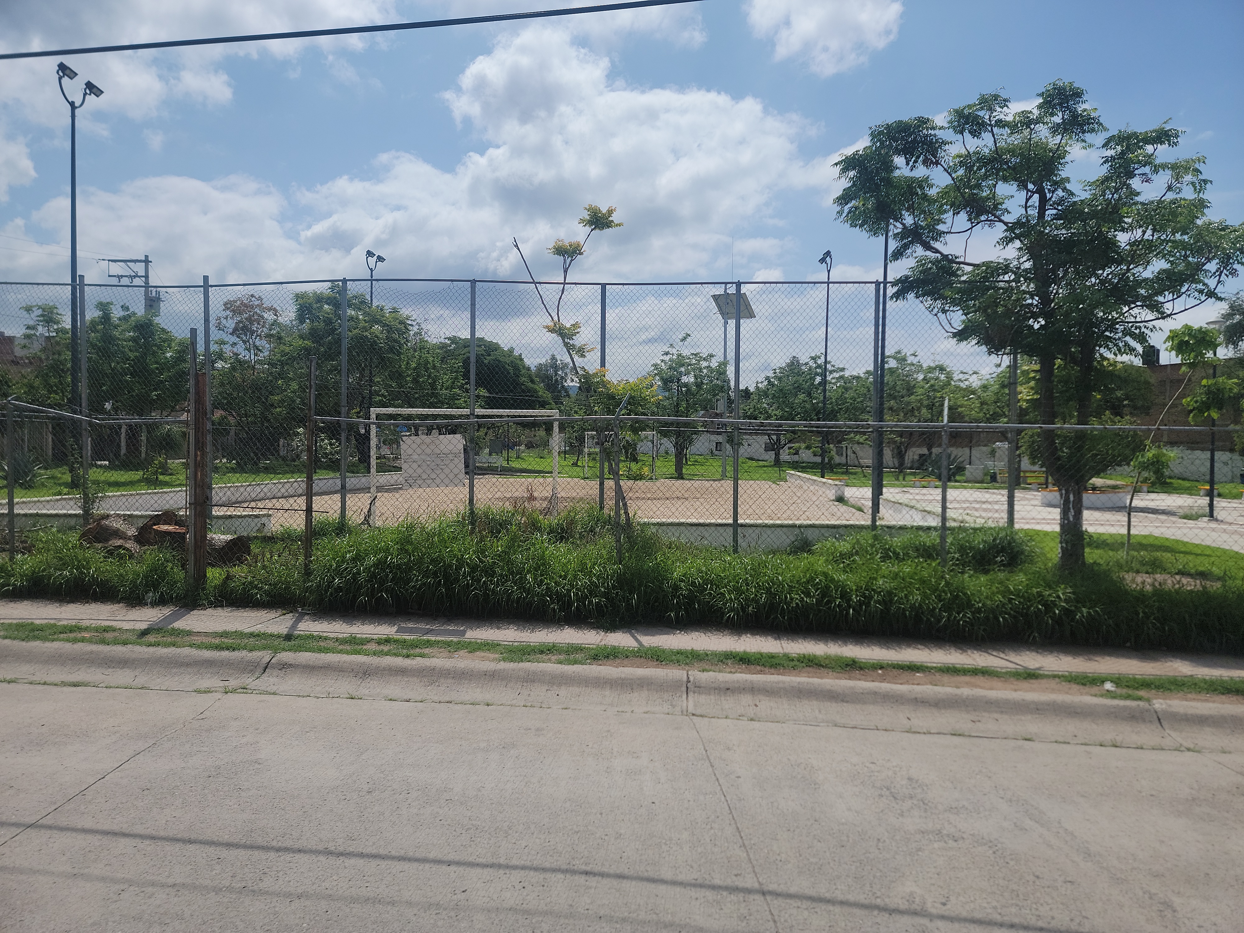 CANCHA EN EL PARQUE PÚBLICO DE LA COLONIA JARDINES DEL SOL