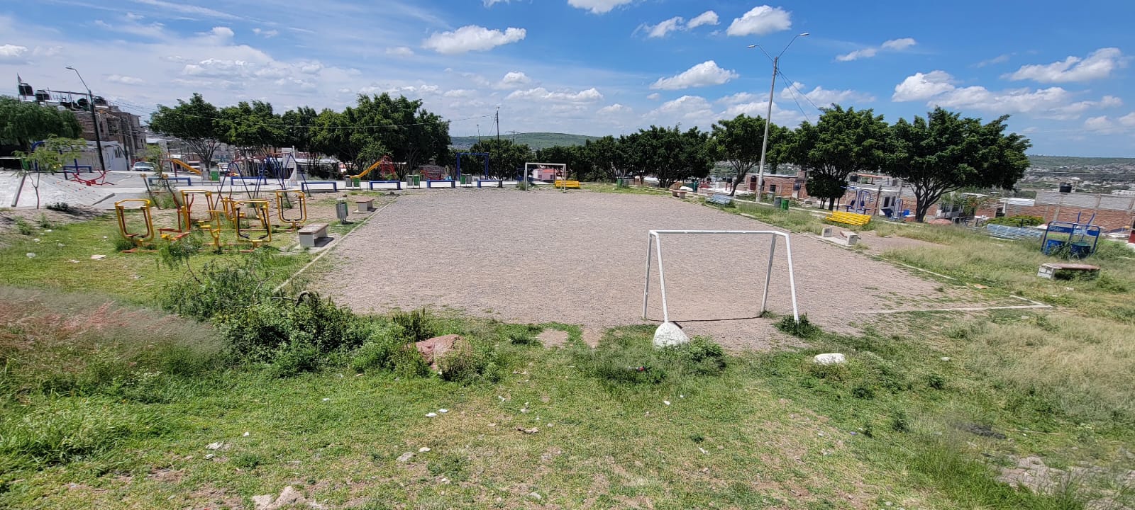 CANCHA EN EL PARQUE PÚBLICO DE LA COLONIA LOMAS DEL MIRADOR