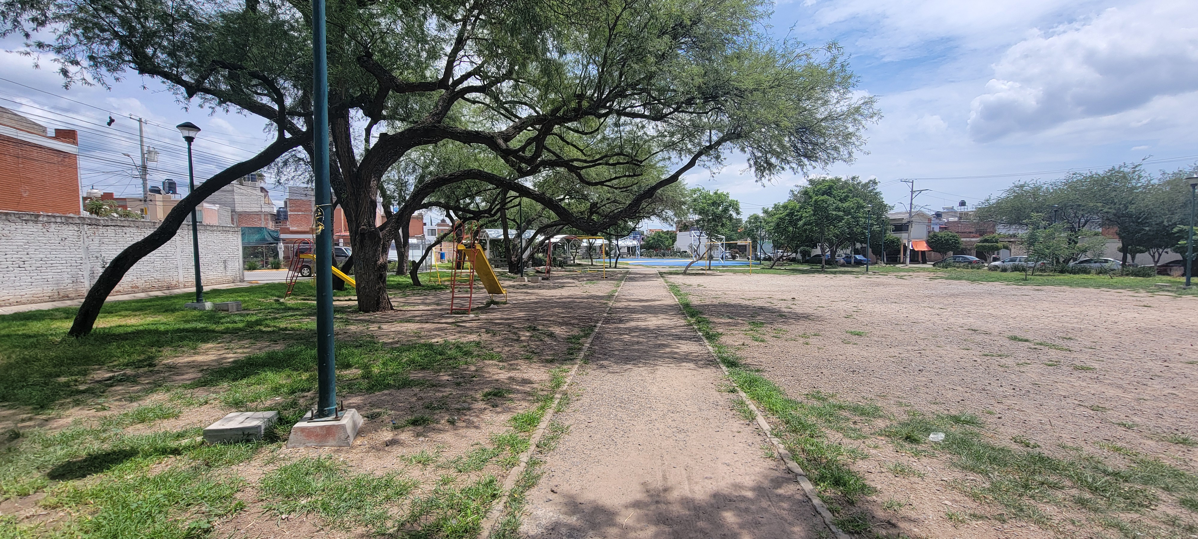 CANCHA EN EL PARQUE PÚBLICO DE LA COLONIA VALLE DE LAS TORRES