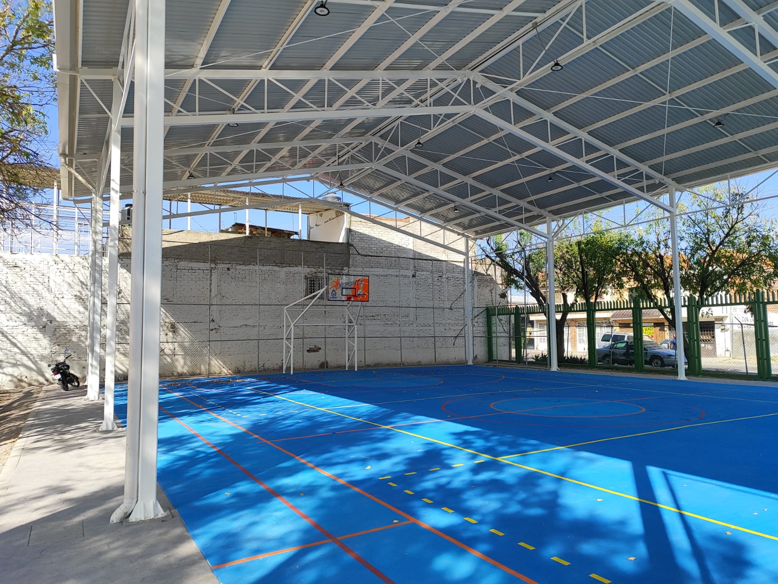 CANCHA EN EL ESPACIO PÚBLICO DE LA COLONIA LOS MANANTIALES