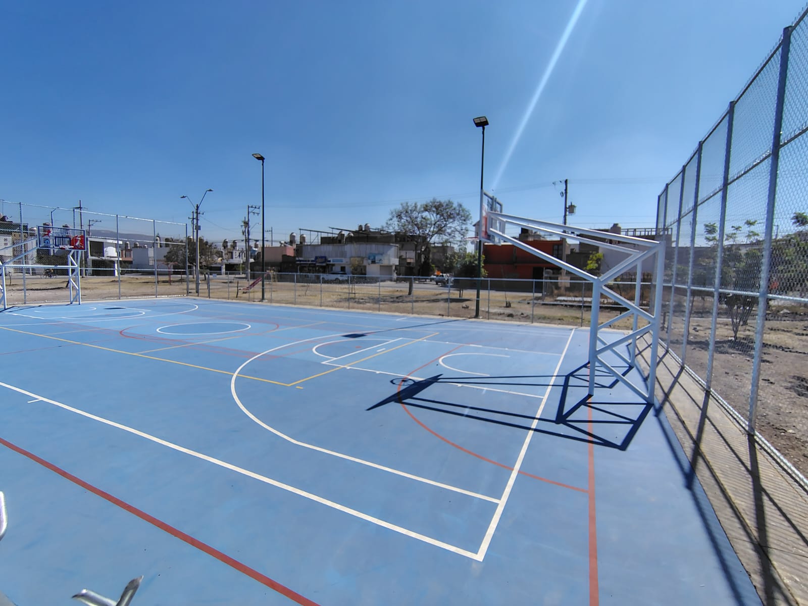 CANCHA EN EL PARQUE PÚBLICO DE LA COLONIA BOSQUES DE LOS NARANJOS