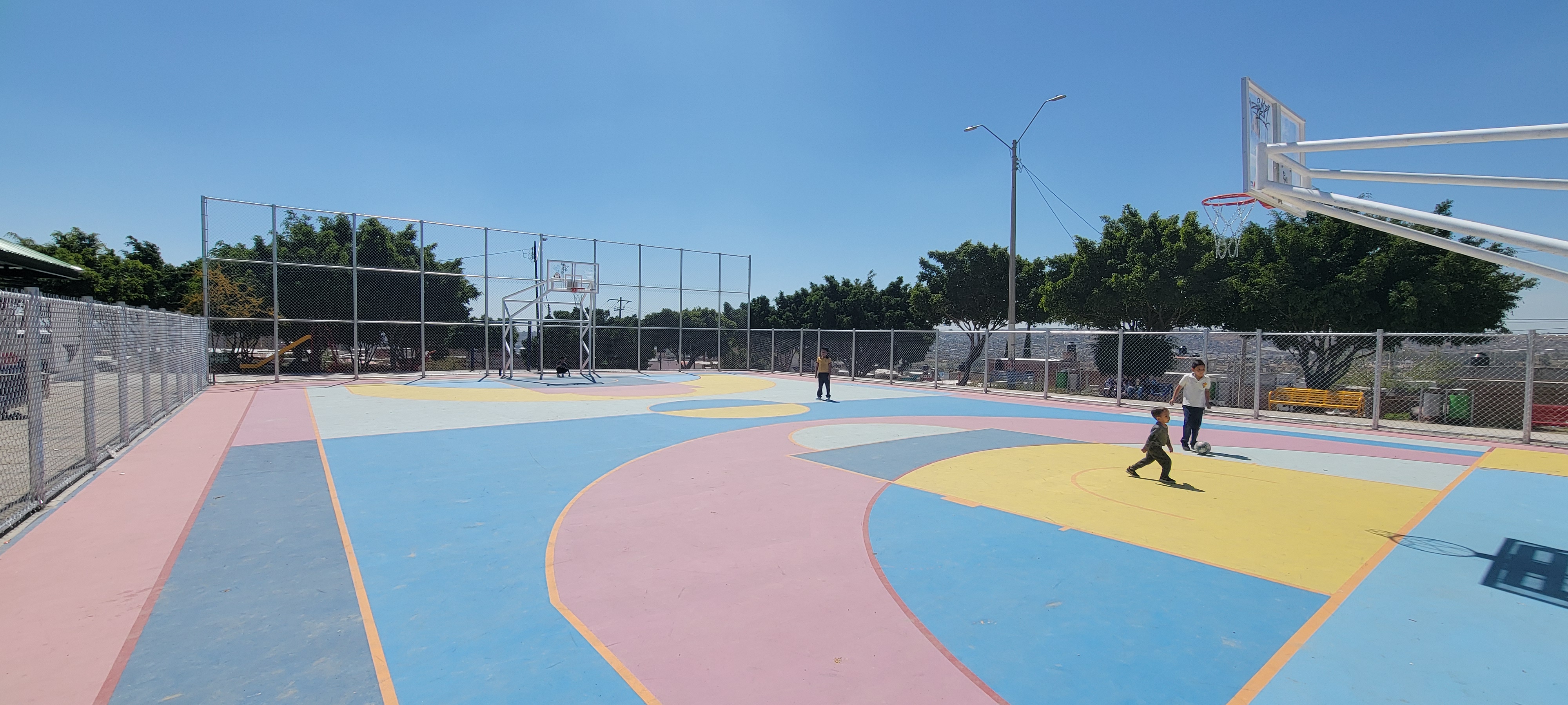 CANCHA EN EL PARQUE PÚBLICO DE LA COLONIA LOMAS DEL MIRADOR