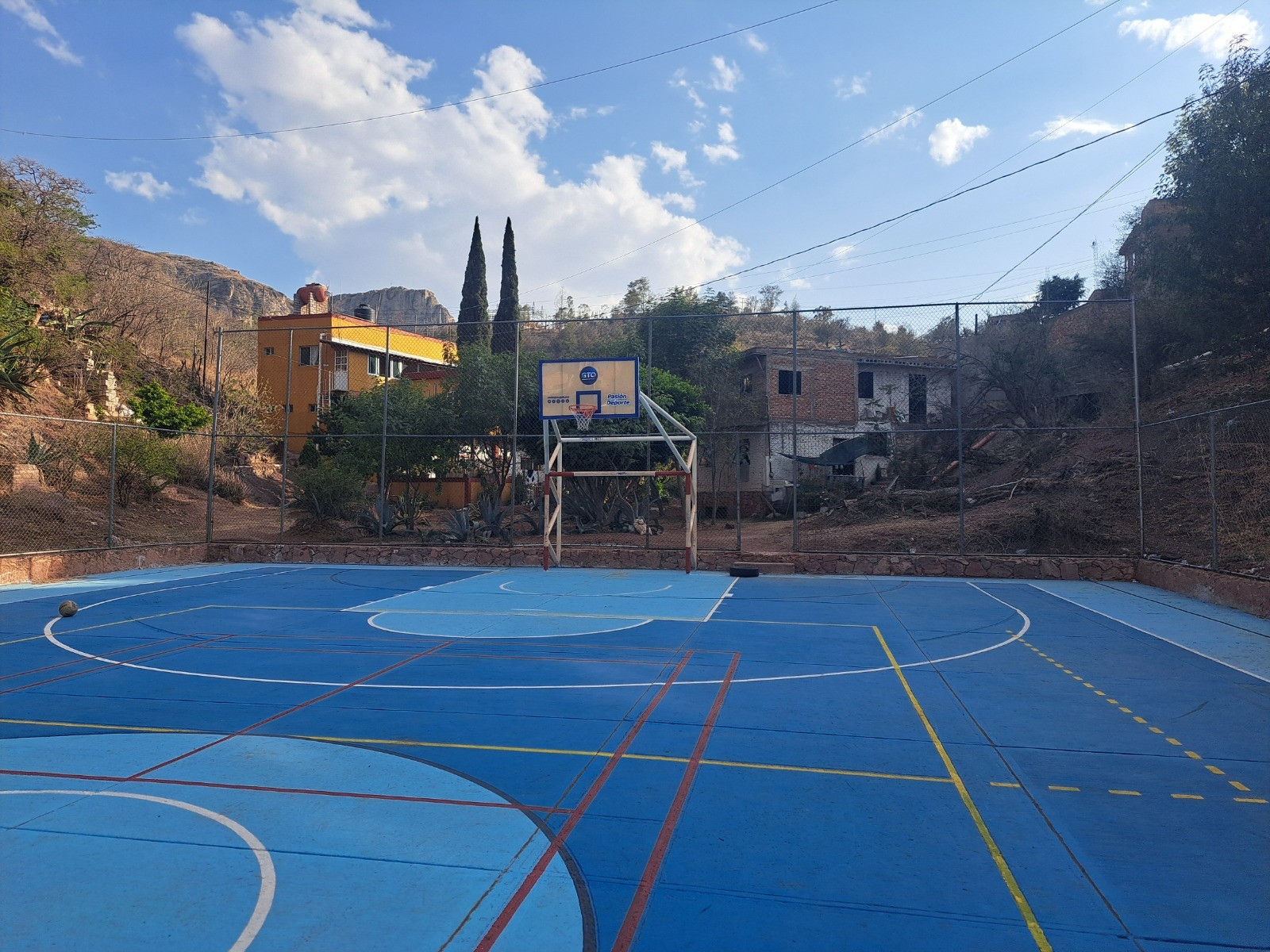 CANCHA MULTIDEPORTIVA EN PASEO DE LA PRESA