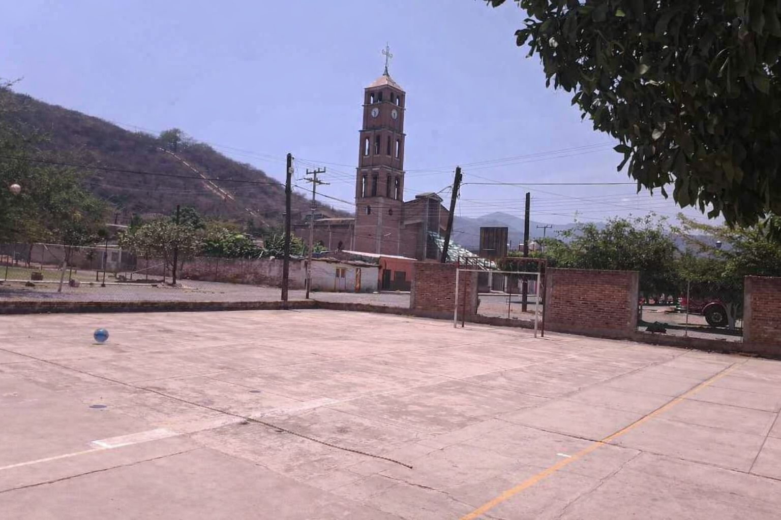 CANCHA EN ESCUELA CASIMIRO CASTILLO C.C.T. 14DPR1653F