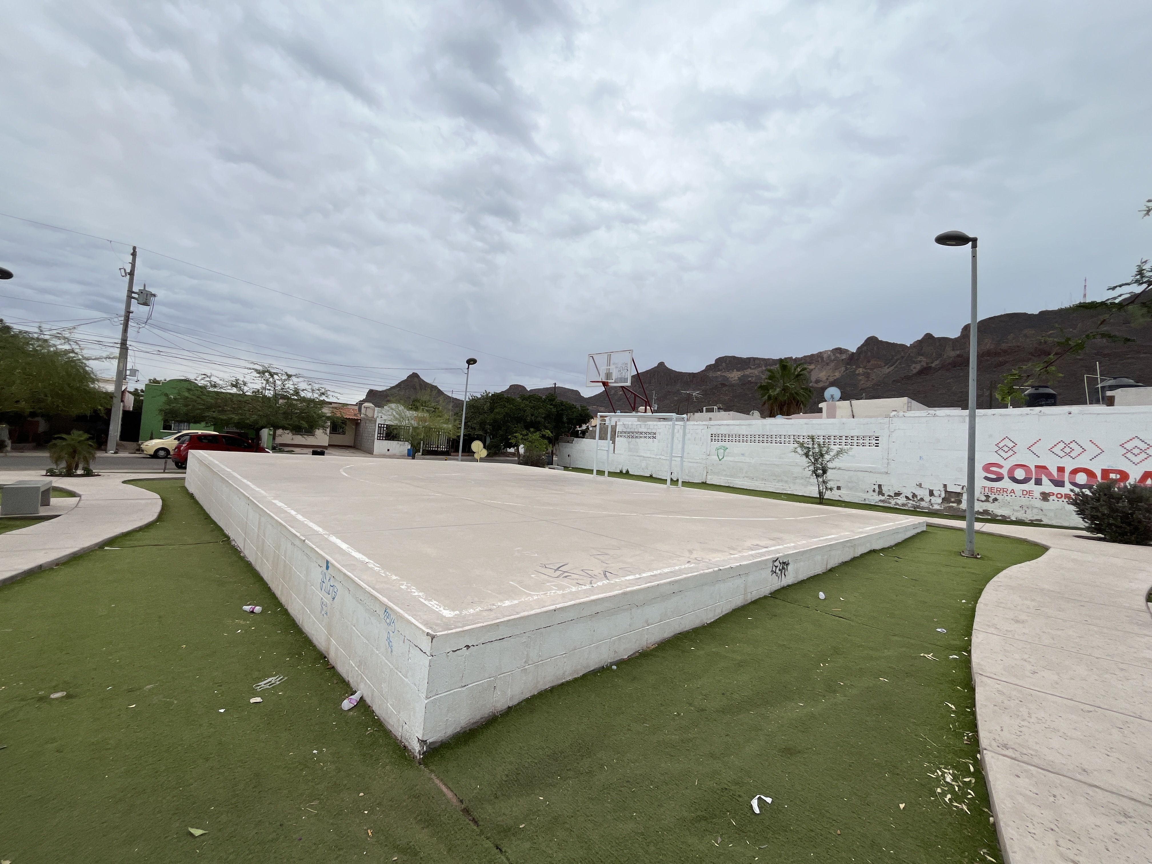 PARQUE DE BOLSILLO CON CANCHA EN CALLE 18 DE MARZO