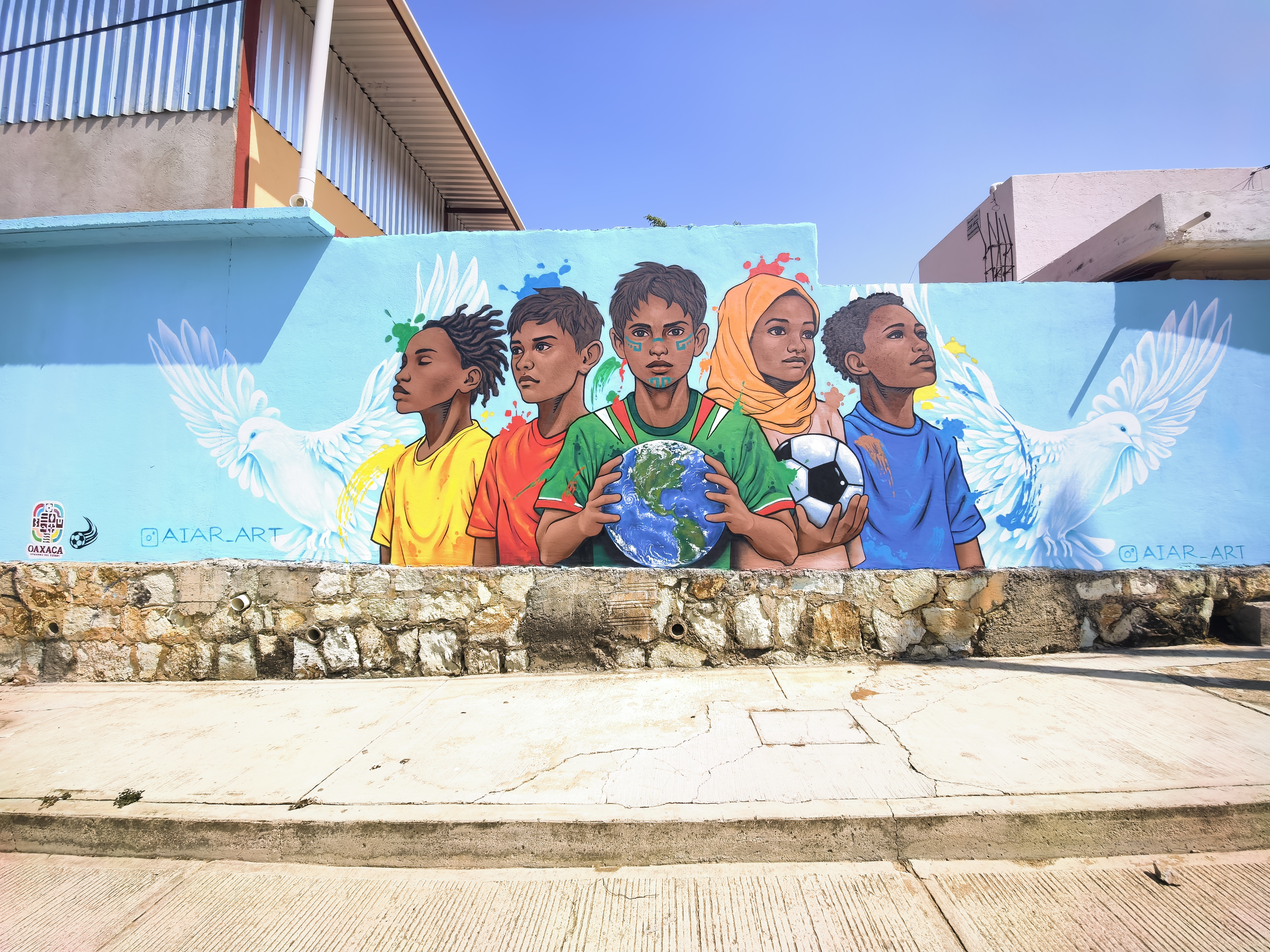 MURAL EN LA BARDA EXTERIOR DE LA ESCUELA TIERRA Y LIBERTAD