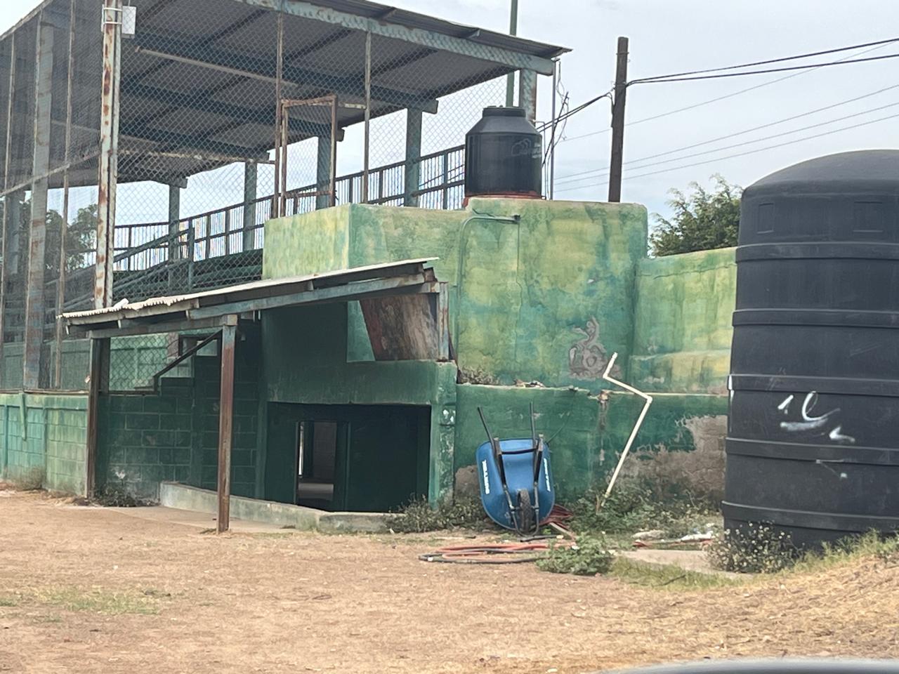 BARDA DEL CAMPO DE BÉISBOL DEL ESTADIO PABLO MACÍAS VALENZUELA