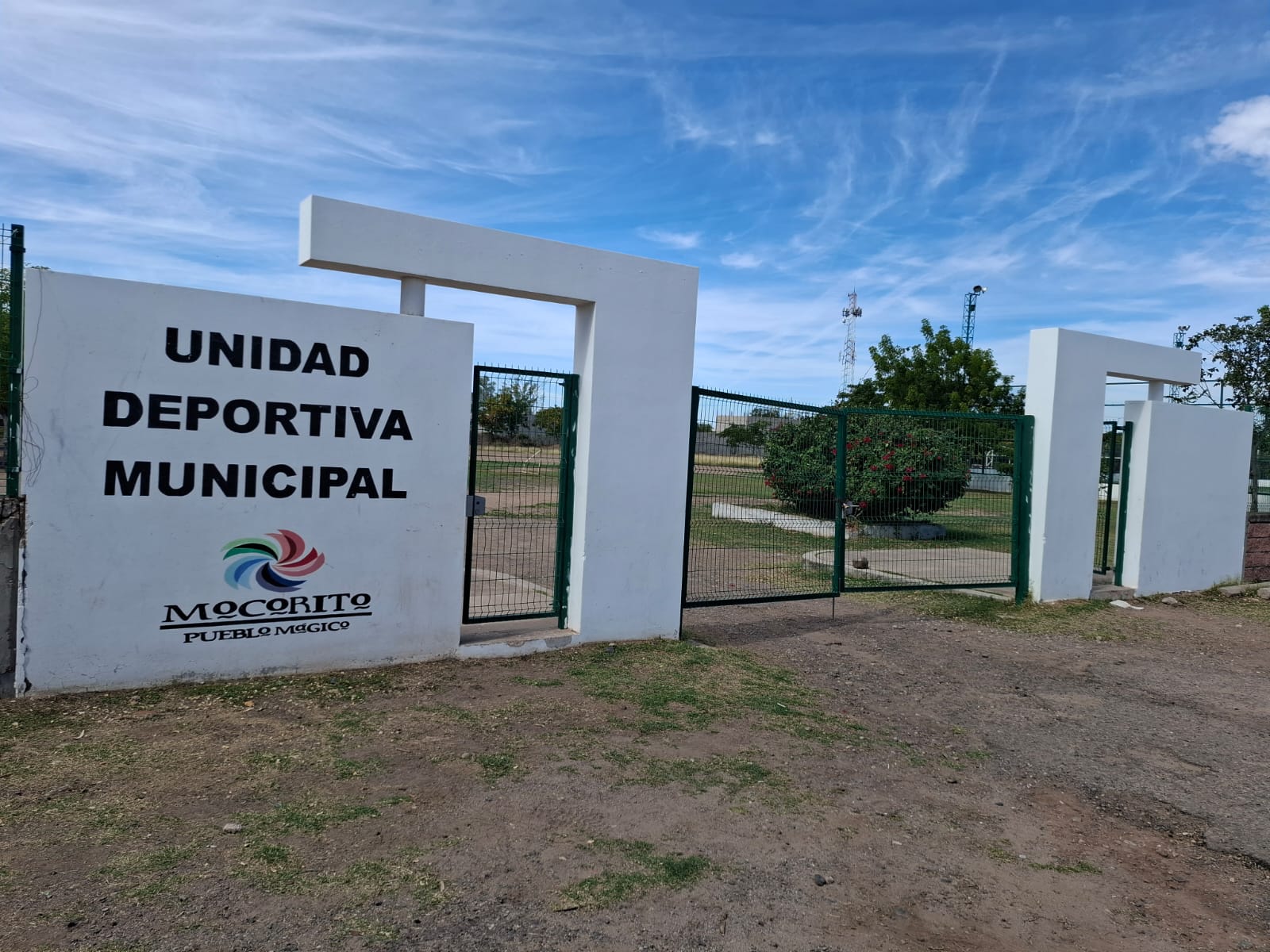 BARDA DE ACCESO PRINCIPAL A LA UNIDAD DEPORTIVA DE MOCORITO