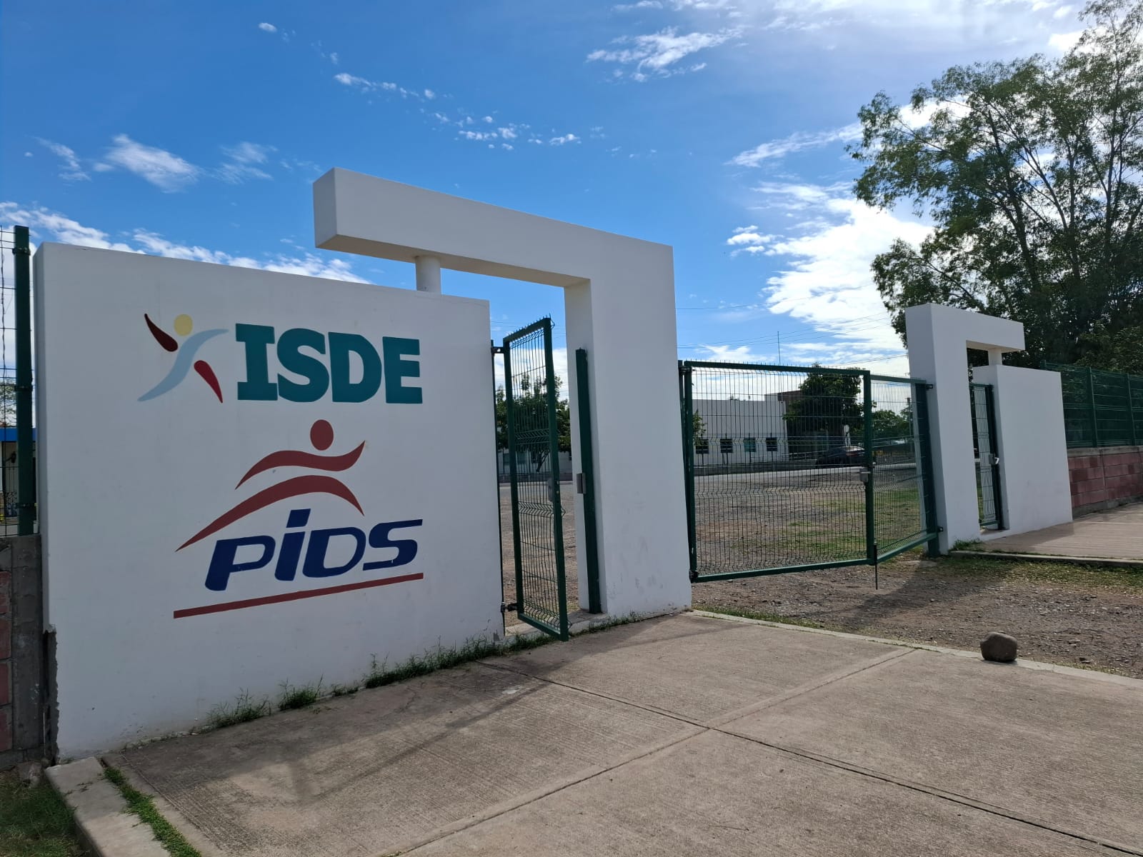 BARDA DE ACCESO PRINCIPAL A LA UNIDAD DEPORTIVA DE MOCORITO