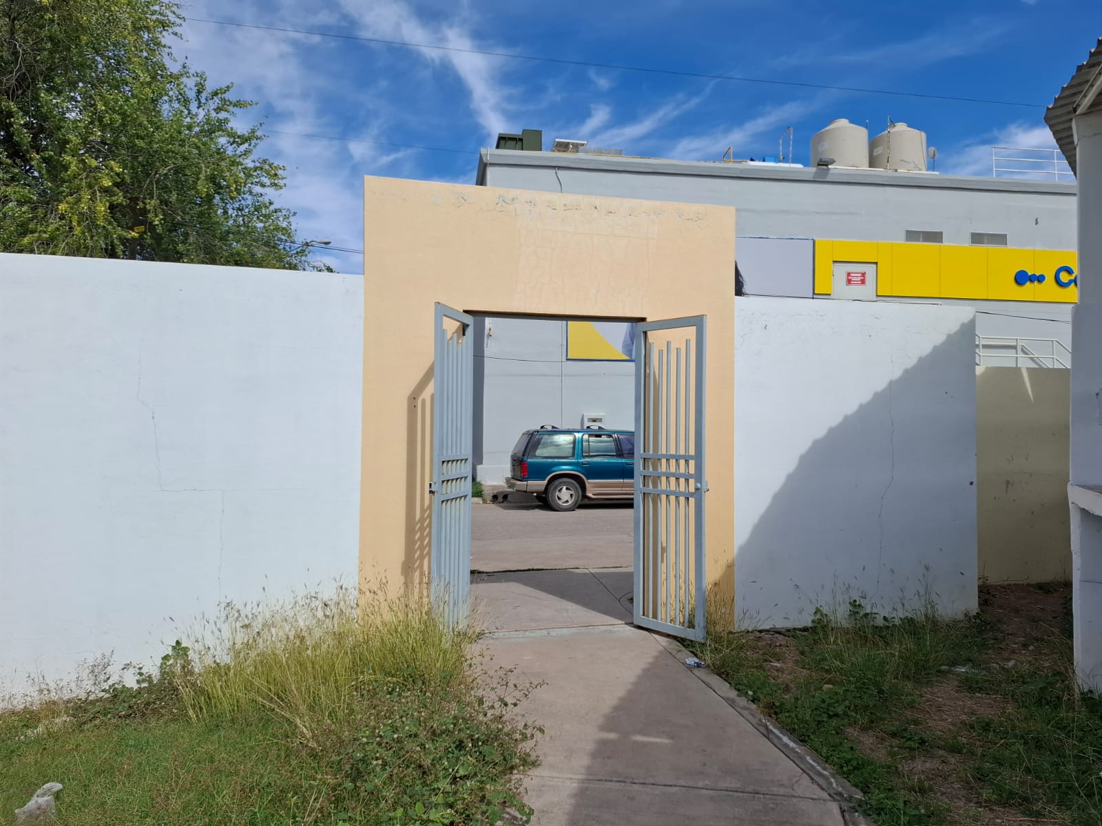 ACCESO AL CAMPO DE BÉISBOL DEL ESTADIO INFANTIL JOSÉ MARÍA 'CHEMALE' SOSA