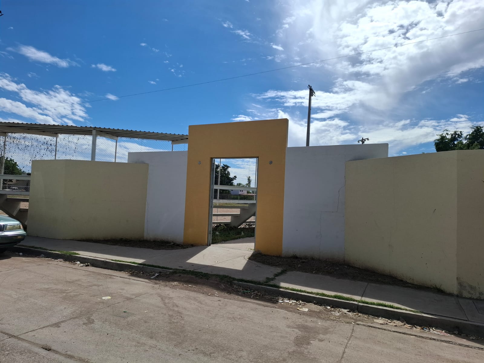 ACCESO AL CAMPO DE BÉISBOL DEL ESTADIO INFANTIL JOSÉ MARÍA 'CHEMALE' SOSA